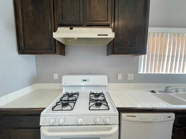 Building Photo - Charming Home in Hesperia- HOA Community- 3 Bedrooms, 2 Bathrooms, Community Park