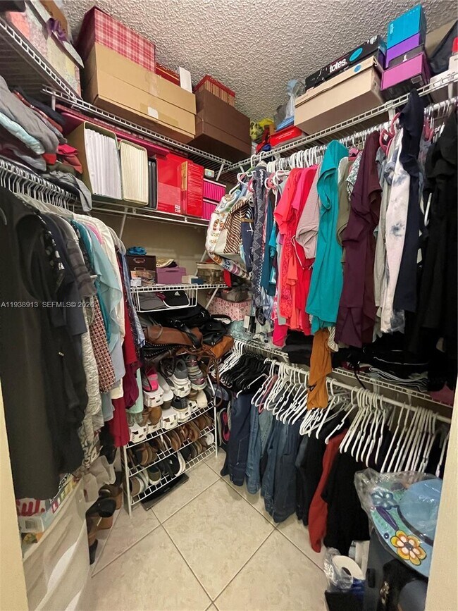 Building Photo - 9711 Fontainebleau Blvd