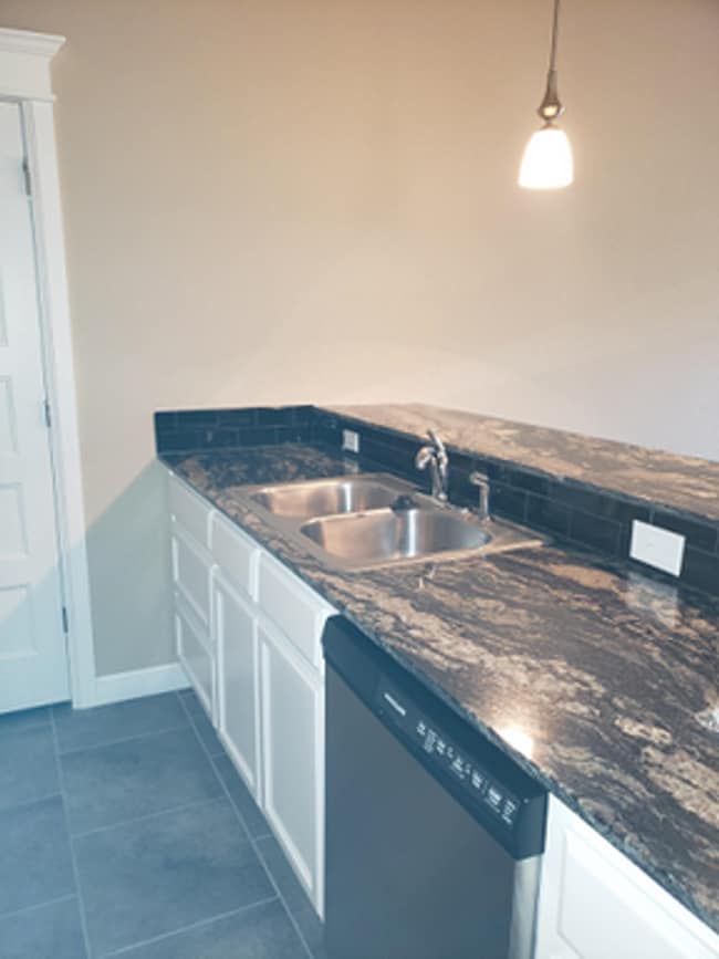 Building Photo - HOME FOR THE HOLIDAYS 1 MONTH FREE