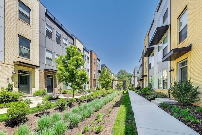 Building Photo - Stunning Contemporary Townhome - 4 Bedroom...