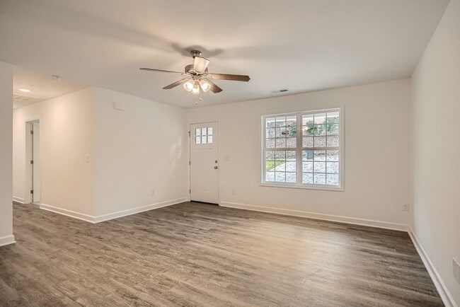 Building Photo - Like new house in nice Concord location!!