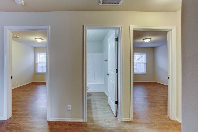 Building Photo - Move In Special! 3/2 Open And Bright Craft...