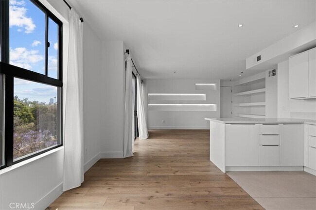 Building Photo - 8811 Burton Way