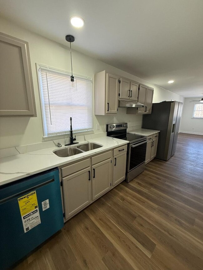 Building Photo - 415 Doak St