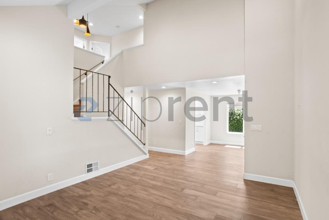 Building Photo - Unit