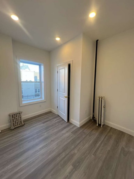 Building Photo - 559 Broadway