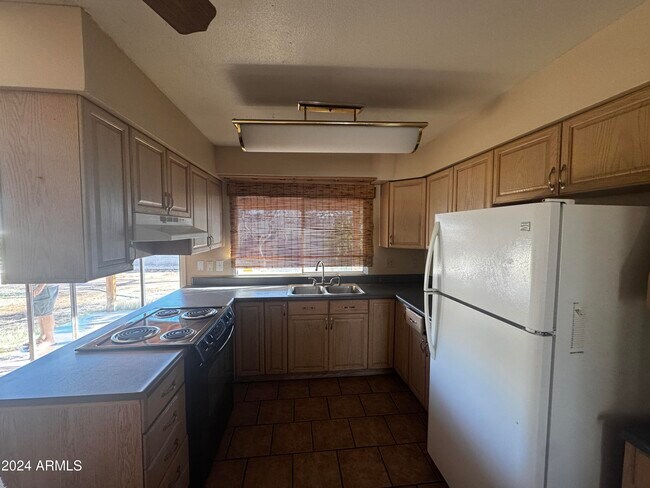 Building Photo - 3801 W Poinsettia Dr