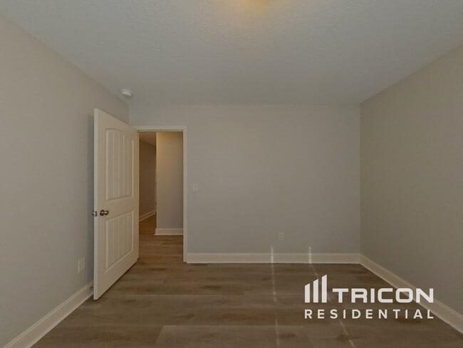 Building Photo - 507 Embassy Walk
