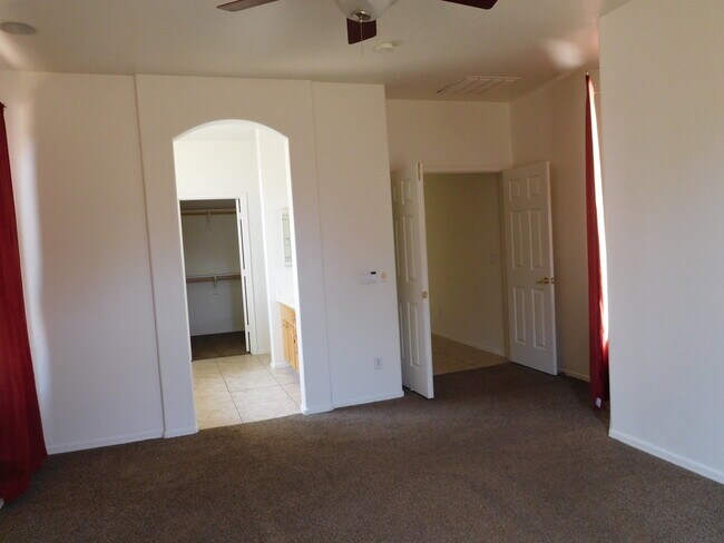 Building Photo - Lovely Single level with 4 Bed ,2 Bath and 3 Car Garage!