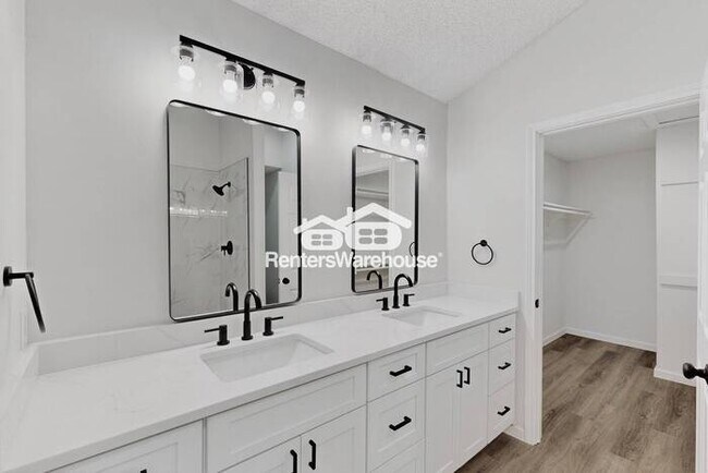 Building Photo - MOVE IN READY - 3BED/2.5BATH - CARROLLTON ...