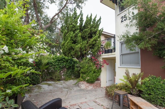 Building Photo - 25 19th Ave