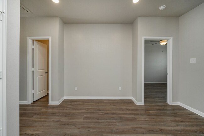 Building Photo - Bright & Cozy Townhome
