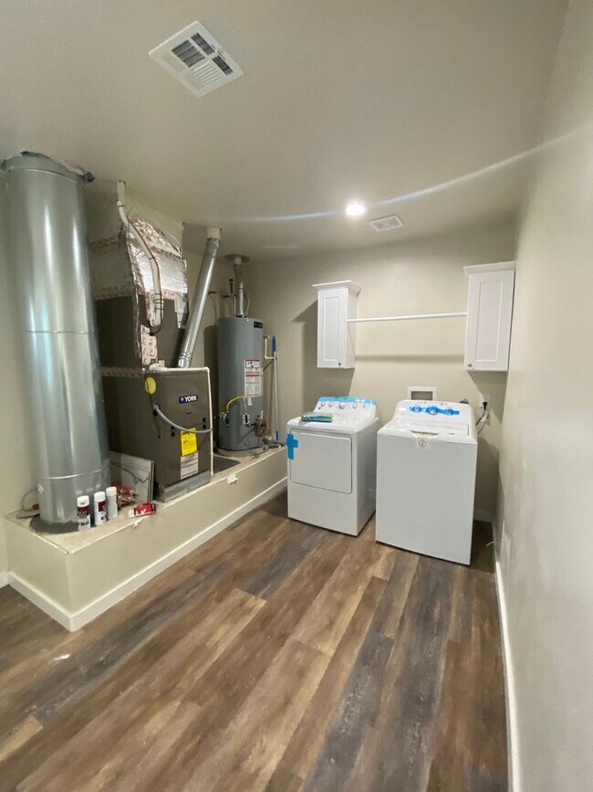 Building Photo - Gorgeous 2 Bedroom/1 Bathroom Home