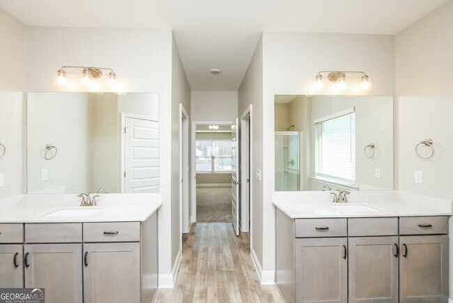 Building Photo - 250 Saddlechase Dr