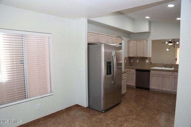 Building Photo - 2228 E Aire Libre Ave