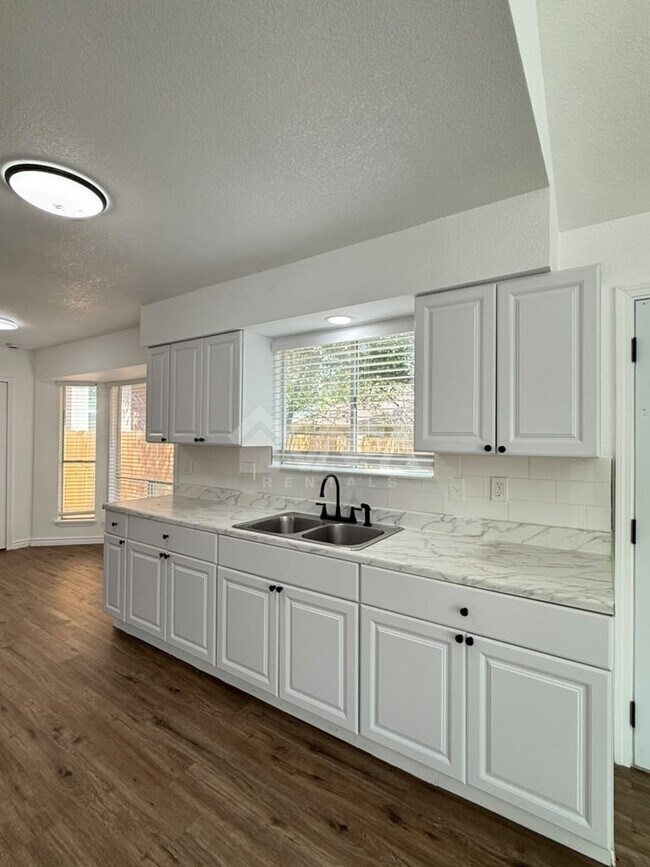 Building Photo - 6402 Gray Ridge