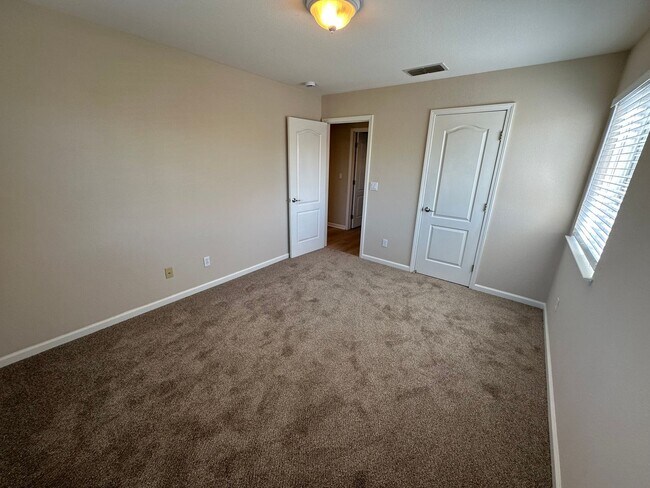 Building Photo - Gorgeous 6 Bedroom, 3 Bath Antioch Home