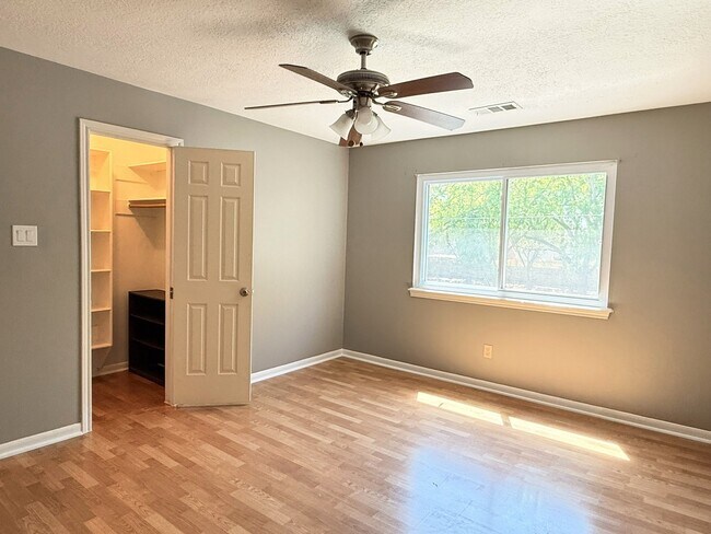 Building Photo - 2906 Deer Creek Dr