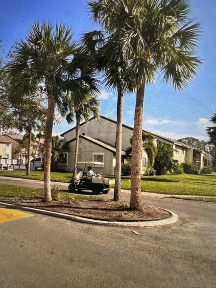 Building Photo - 2701 Pine Lake Terrace