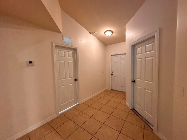 Building Photo - 1043 SE 11th Terrace