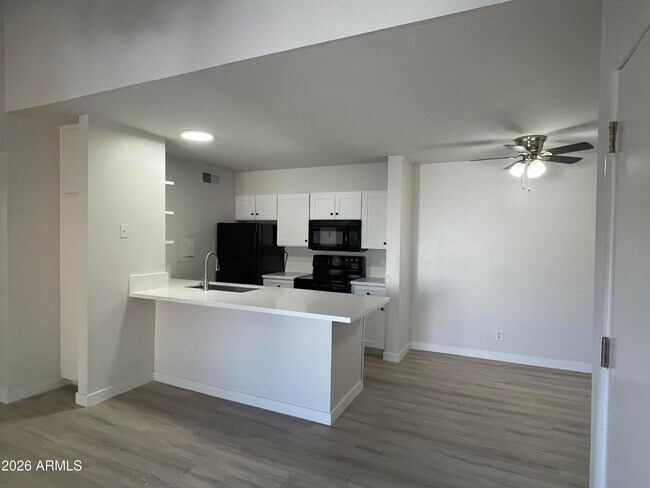 Building Photo - 8055 E Thomas Rd