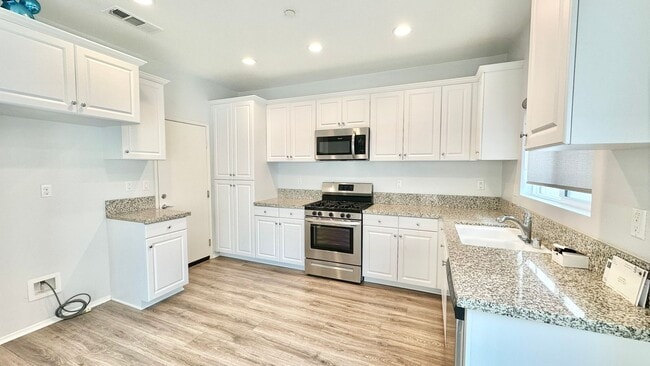 Building Photo - Newer & Lovely Two-Story Home in the New C...