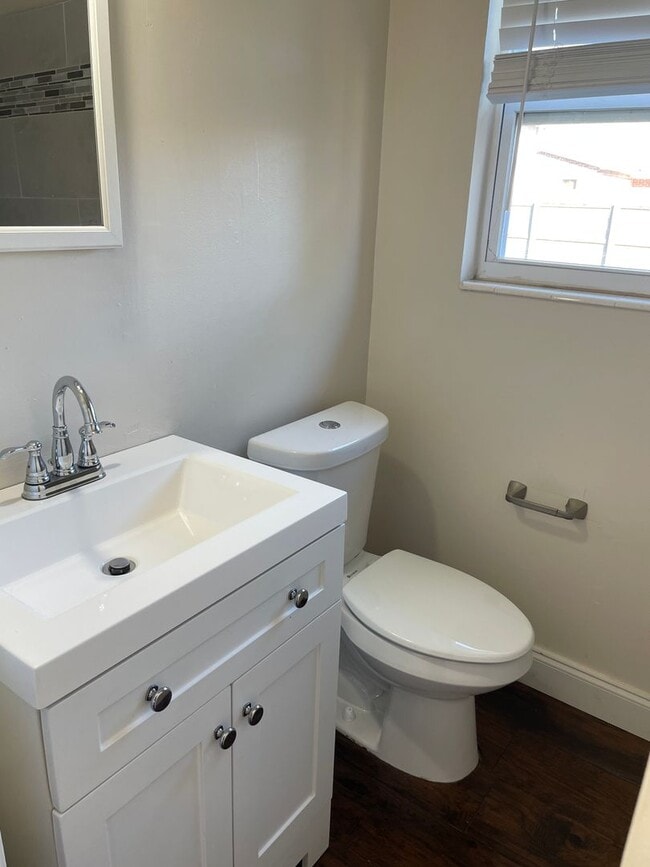 Building Photo - 904 Forestdale Ave