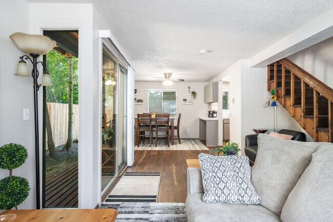 Building Photo - Westside 2BD Duplex