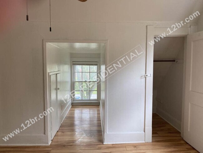 Building Photo - 2-Bedroom 3rd Story Unit in Toledo's Histo...
