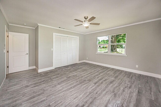 Building Photo - 300 Riomar Dr