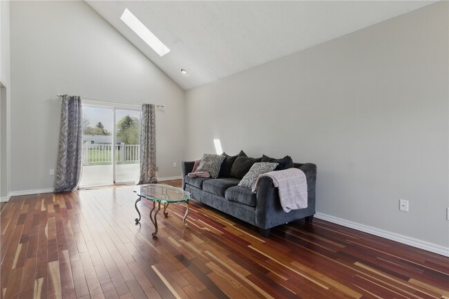 Building Photo - 12 White Oak Bend