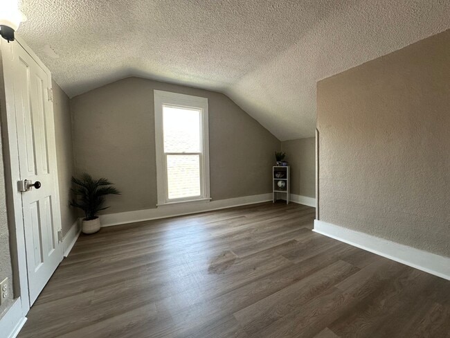 Building Photo - Renovated 3 bedroom house for rent in Waterloo