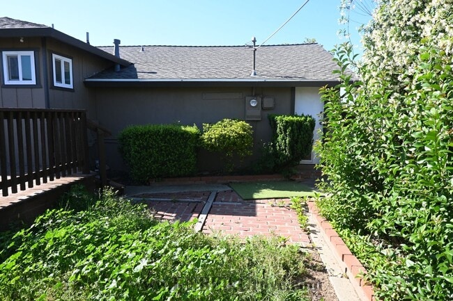 Building Photo - 2620 Fernandez Dr