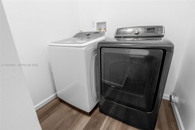 Building Photo - 201 S Biscayne River Dr