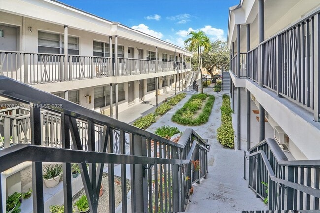 Building Photo - 974 Biarritz Dr