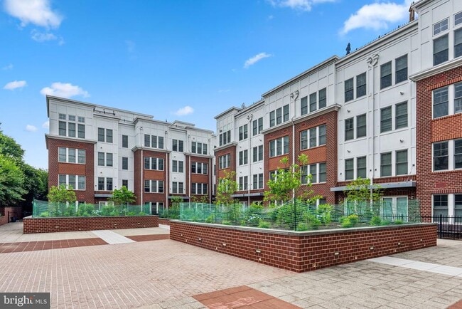 Building Photo - 1418 N Rhodes St