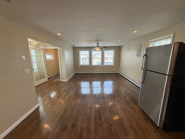 Building Photo - Mint 2 Bed/2 Bath Single-Family Home in Howard Beach!