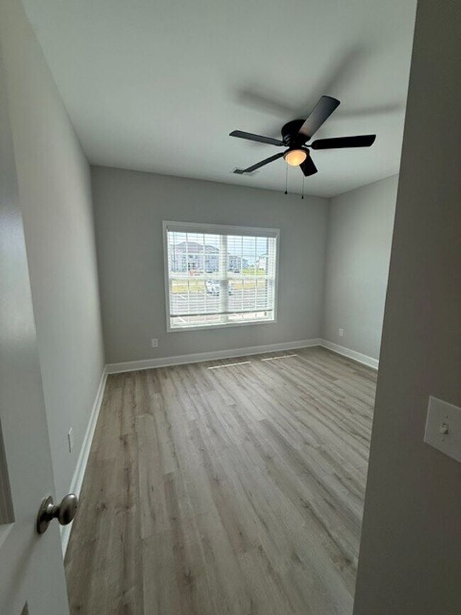 Building Photo - 308 Hillview Mls Blvd