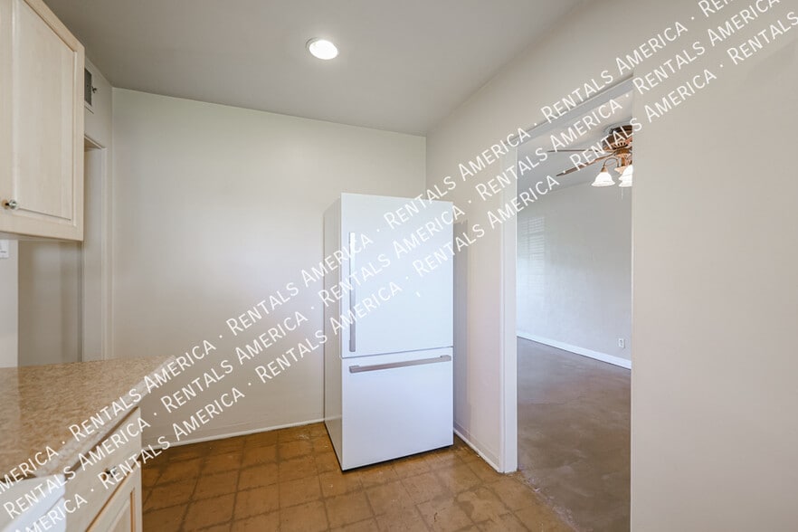 Building Photo - 2911 E Flower St