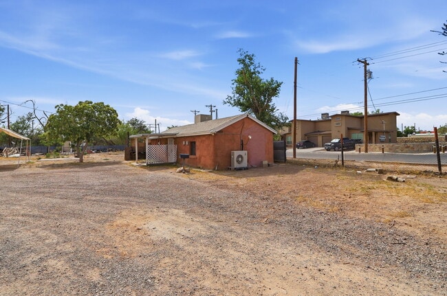 Building Photo - 593 Myra St
