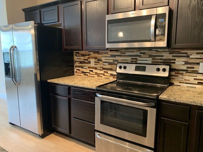 Building Photo - Spacious 3-Bed, 2.5-Bath Townhouse with Fenced Backyard!