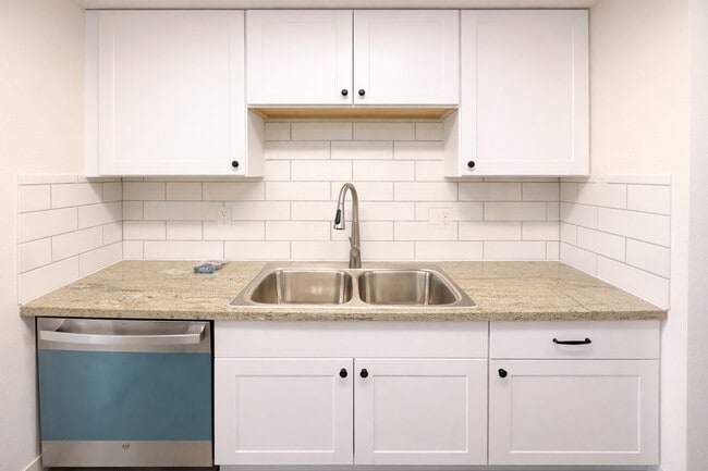 Kitchen 1 - Twin Crest Apartments
