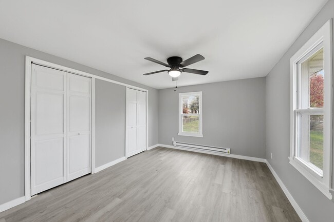 Building Photo - 228 E Siebenthaler Ave