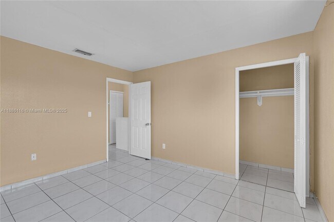 Building Photo - 2261 W 53rd St