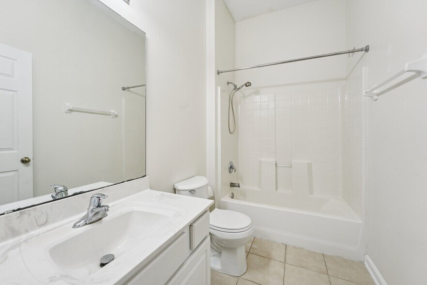Building Photo - 808 South Edenbridge Way