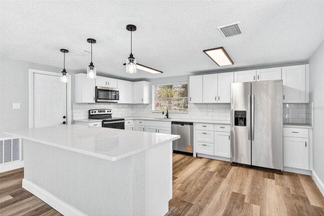 Building Photo - 9633 Lakeside Ln