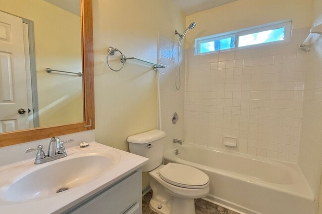 Building Photo - AVAILABLE NOW! (No Pets)