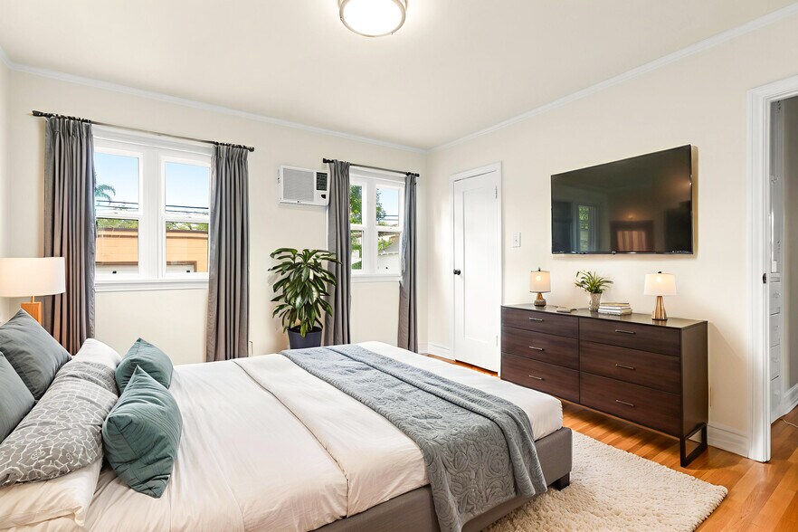 Building Photo - 827 N Laurel Ave