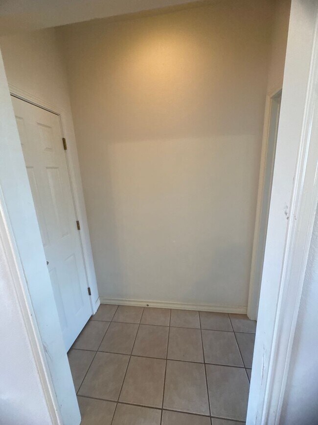 Building Photo - 3 Bed 2 Bath Home Available 10/13