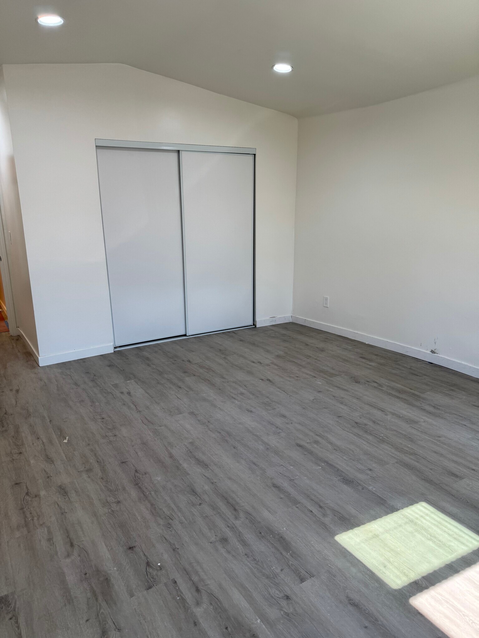Spacious bedroom high ceiling - 2820 Vineyard Ave